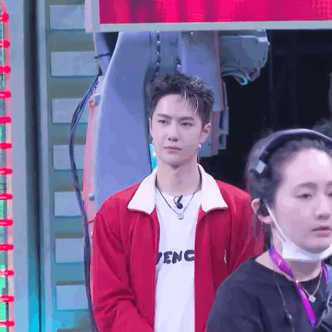 膘飞|王一博跟布布比心打招呼,被选手夸好看,笑得小奶膘飞起