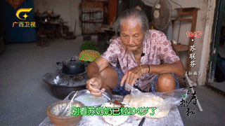 百岁老人用食盐刷牙，满口牙齿都是原装，啃起鸡脚毫不费力