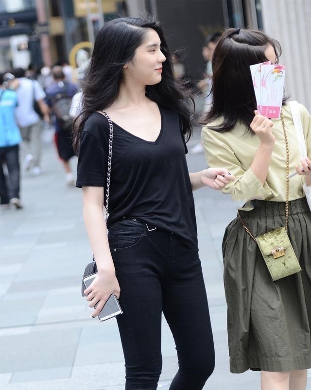 穿打底裤 黑色低胸上衣搭配黑色居家打底裤,港式风格搭配,大牌的感觉!