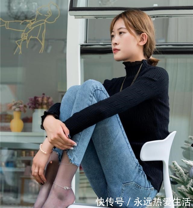 针织衫 黑色针织衫搭配浅蓝色牛仔裤,知性优雅,让人心生好感!