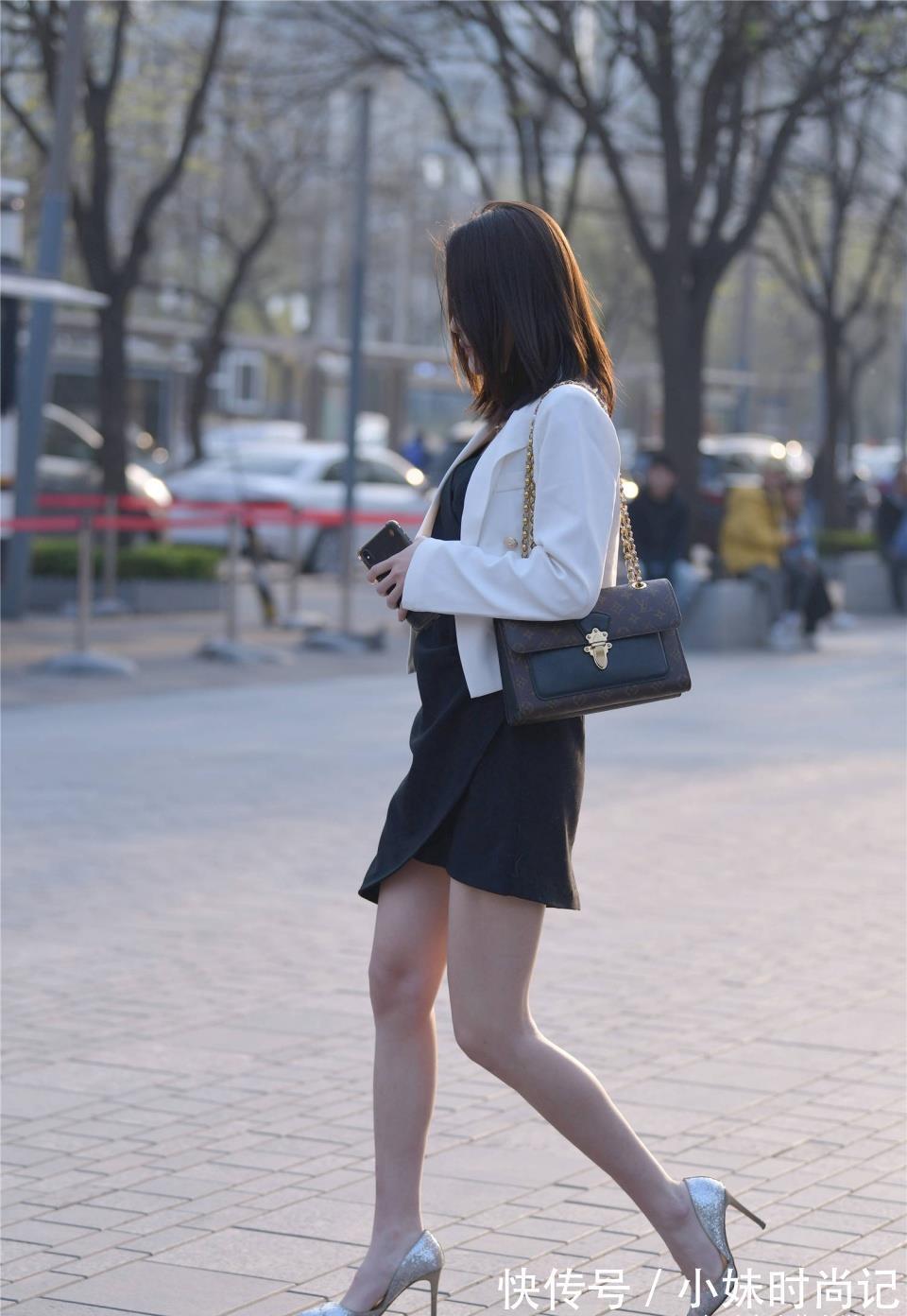 气质|黑色连衣裙搭配白色短款外套,穿出气质美,还是要一双尖头细跟鞋