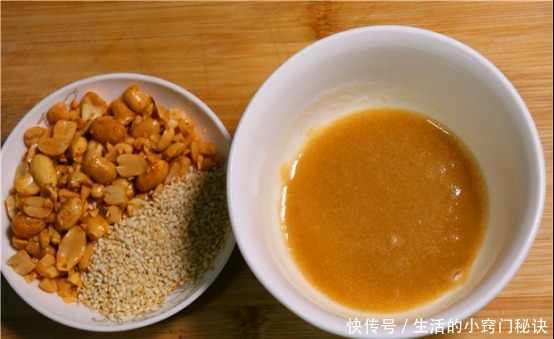 一半只鸡直接丢进蒸锅,不炒也不炖,一次做一盘,上桌就秒光