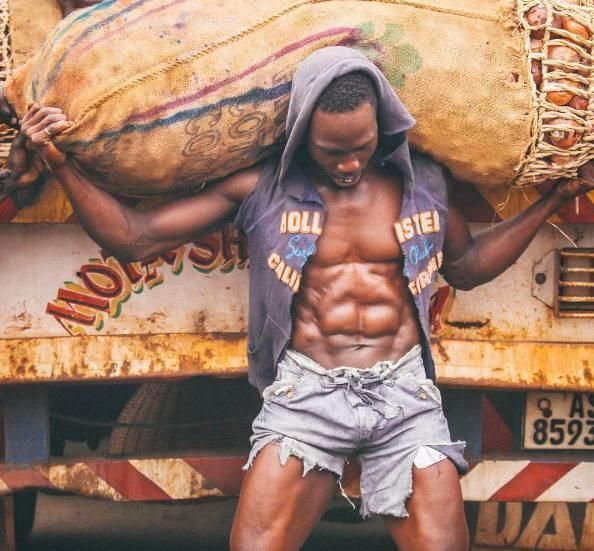 麻包袋|他从没去过健身房, 通过“干活”, 锻炼出一身肌肉!