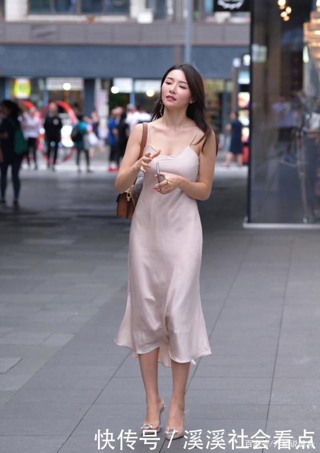 悄然|夏日选择吊带裙,清凉大方又显气质,让您的美丽悄然绽放