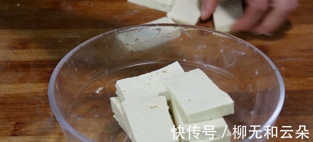 红椒|1块豆腐,2个鸡蛋,大厨教你这样做,比红烧肉香,吃一次就忘不了!