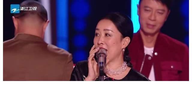 300万粉丝网红参加《好声音》仅李克勤转身，那英点评话中带刺