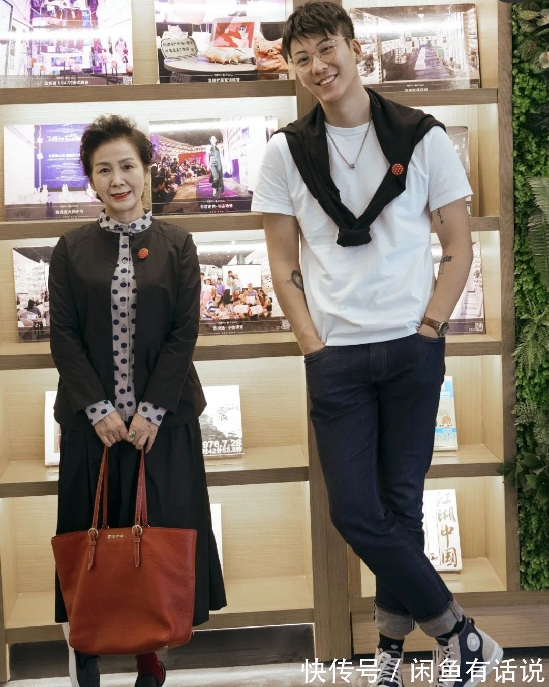 黑裤 岁月不败美人,65岁阿姨的黑白穿搭好美,和1米95儿子同框太惊艳