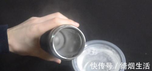 保温杯脏了不好洗？教你用一秘招，洗完就和新买的一样干净，很实用