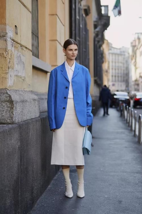 最近流行穿“过膝裙+西装”，洋气显高又保暖，时髦精们也爱了