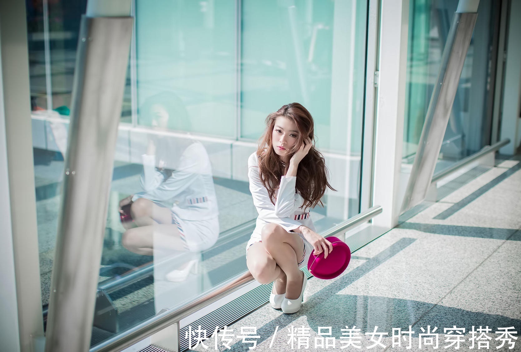 女人味|白色的套装,简约优雅,搭配白色的高跟鞋,职业干练又不失女人味