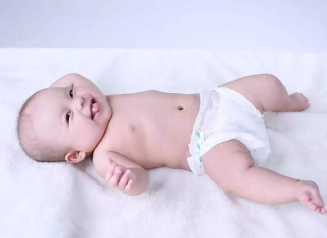 1岁多宝宝深夜尿床，被妈妈打进医院，医生：造孽啊