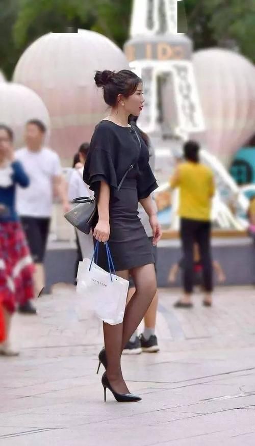 美女黑色连衣裙搭配一双尖头高跟鞋，凸显出她那优雅又时尚的魅力