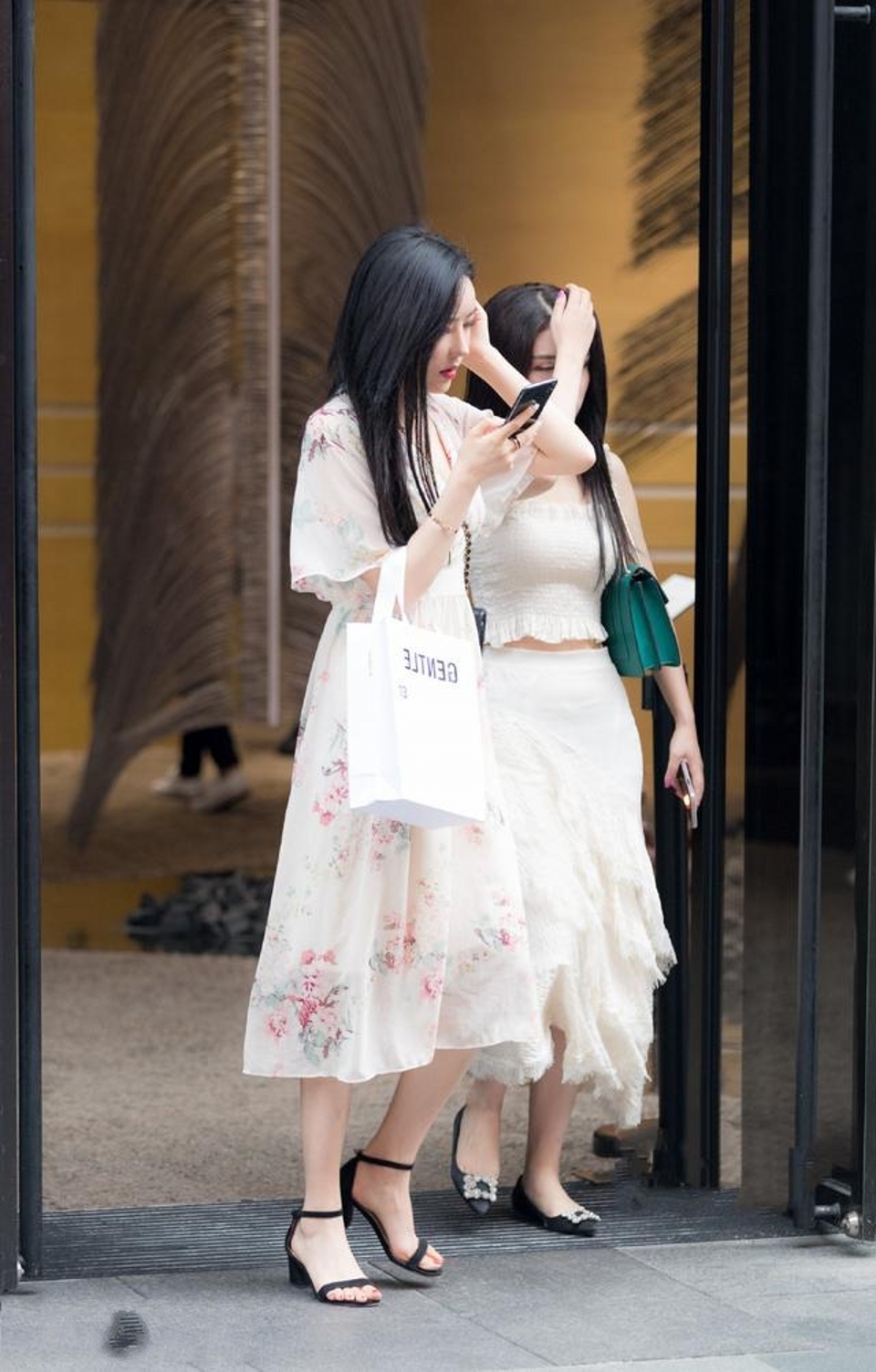 路人街拍,好身材可以搭配一条黑色吊带长裙,