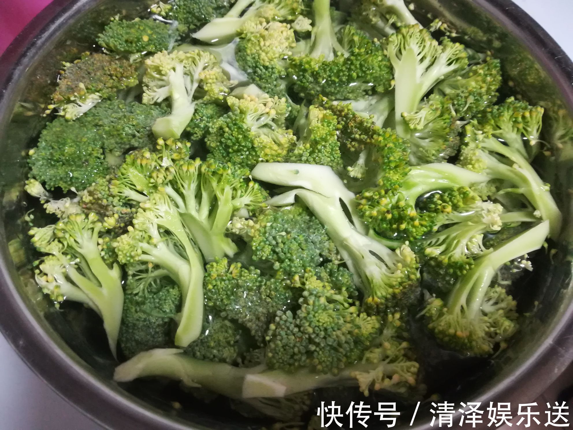 西兰花|大厨教你做“浇汁西兰花”，原汁原味，清脆爽口，做法超简单