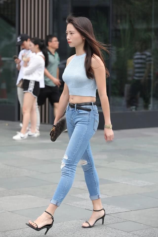 街拍美女:小姐姐蓝色针织背心搭配紧身牛仔裤,独特的女性之美