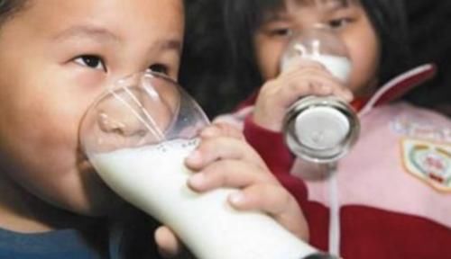 纯牛奶|“假牛奶”被曝光,喝了没营养还费钱,这几种,你给孩子喝过吗?