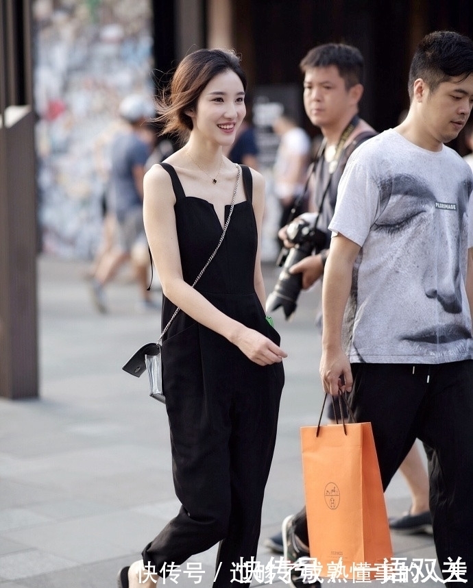 靓妹|街拍:霸气靓妹穿搭时尚逛大街,漂亮美丽又性感。