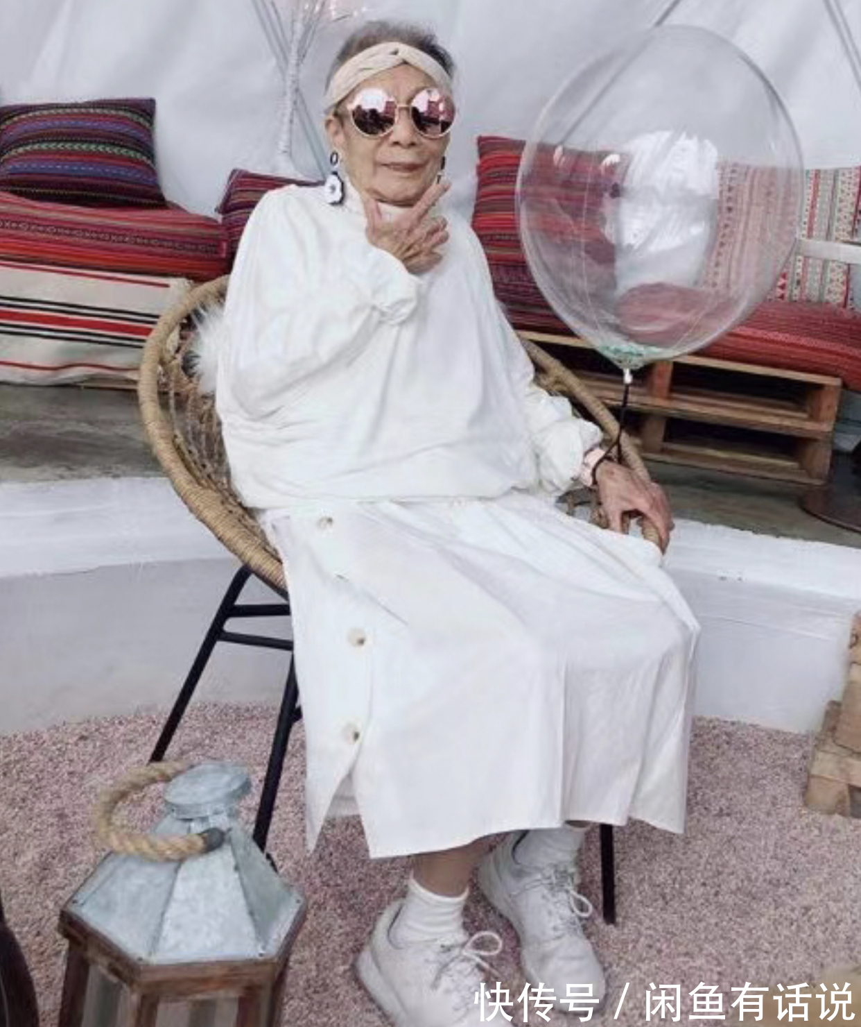 宽松感|93岁奶奶精气神真好,一身“潮装”减龄还时髦,比孙女辈还洋气