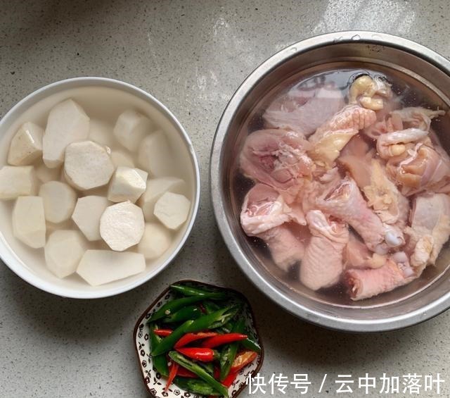芋头搭配鸡肉这样做,芋头绵软,鸡肉细嫩入味,太解馋了!