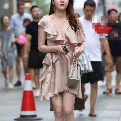 穿搭|街拍微胖姑娘的穿搭，紧身牛仔裤，修身包臀裙，凸显大长腿
