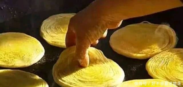 烙饼|开水烫面还是抹油?大厨教你一招,烙饼香软还出层