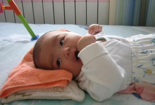 发育|婴儿期有这几个特征,说明孩子脑发育良好,宝宝聪明又机智