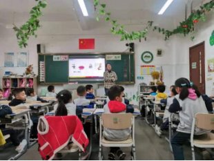 家长一日进校园！当家长走进教室当起学生……