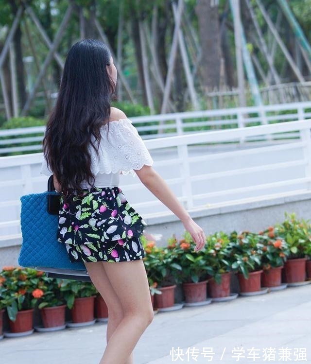 女人味 白色一字肩折叠上衣搭配碎花折叠短裤,女人味十足,小孩都没忍住!