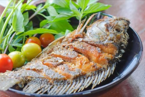 老少皆宜|不管煎什么鱼，不要加盐或裹粉，牢记2个技巧，鱼肉完整不粘锅