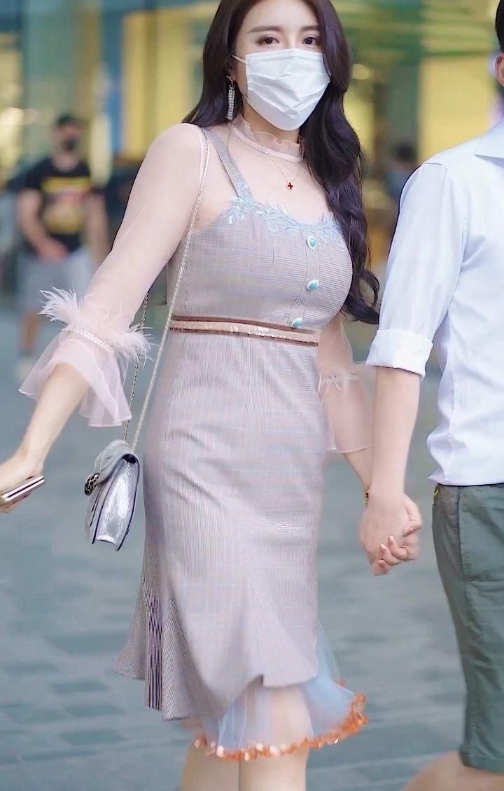 粉色 超衬御姐风,一条粉色轻纱打底裙,尽显成熟的魅力