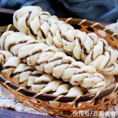  面点|#南北面点大不同#黑芝麻酱花卷
