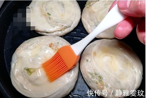 一个萝卜，2个鸡蛋，不用发面，教你这样做馅饼，营养又味美