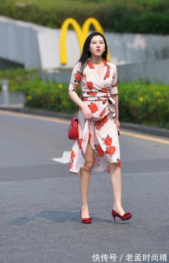 卫衣|街拍:美女卫衣搭配小脚牛仔裤,显得十分干净利落,又非常的减龄