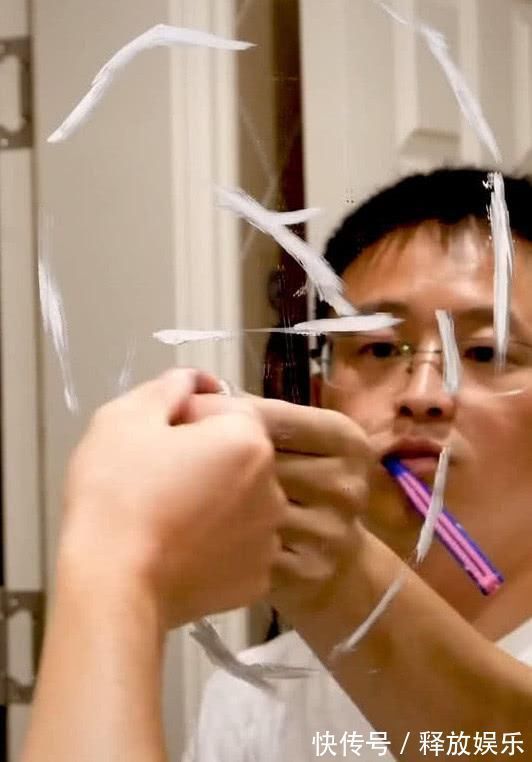 王俊凯!有种“变脸”叫做牙膏画,明明是王一博,关灯却变王俊凯,跪服了