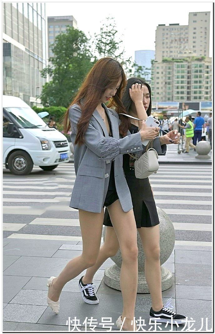 尽显|街拍高挑女孩性感漂亮,尽显美腿白到发光