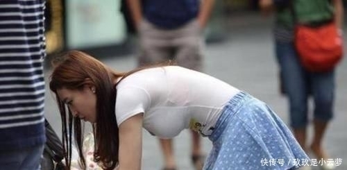 暖男|萌娃看妈妈衣服“破”了,伸出小手帮忙遮挡,网友:是个小暖男