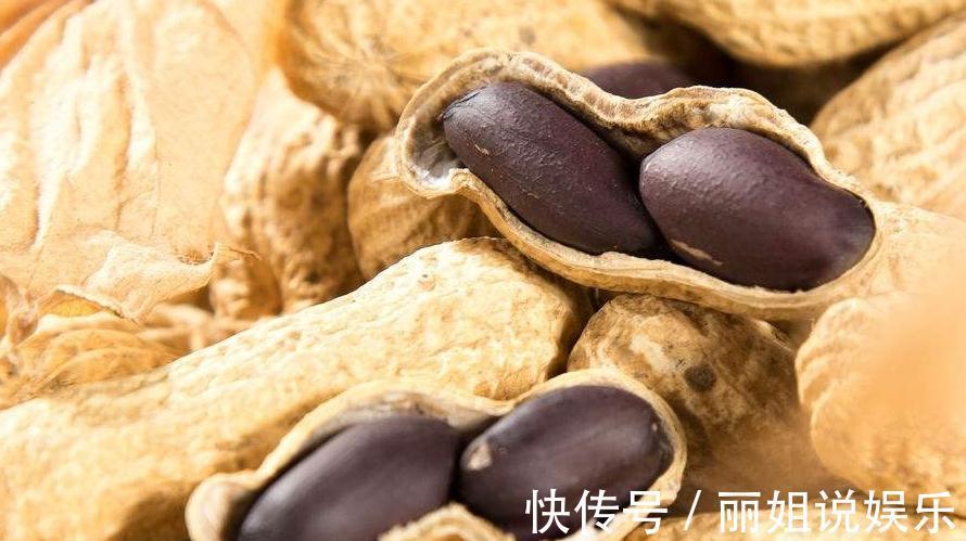 养花的老爷爷究竟在盆里放了啥,几年都不用施肥花照样疯长