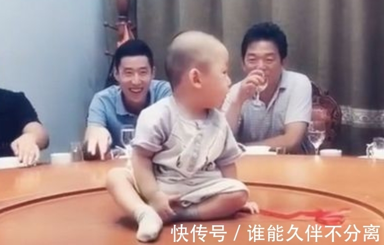 宝宝|爸爸带宝宝去参加酒席,给妈妈发了张照片,妈妈直接笑喷了