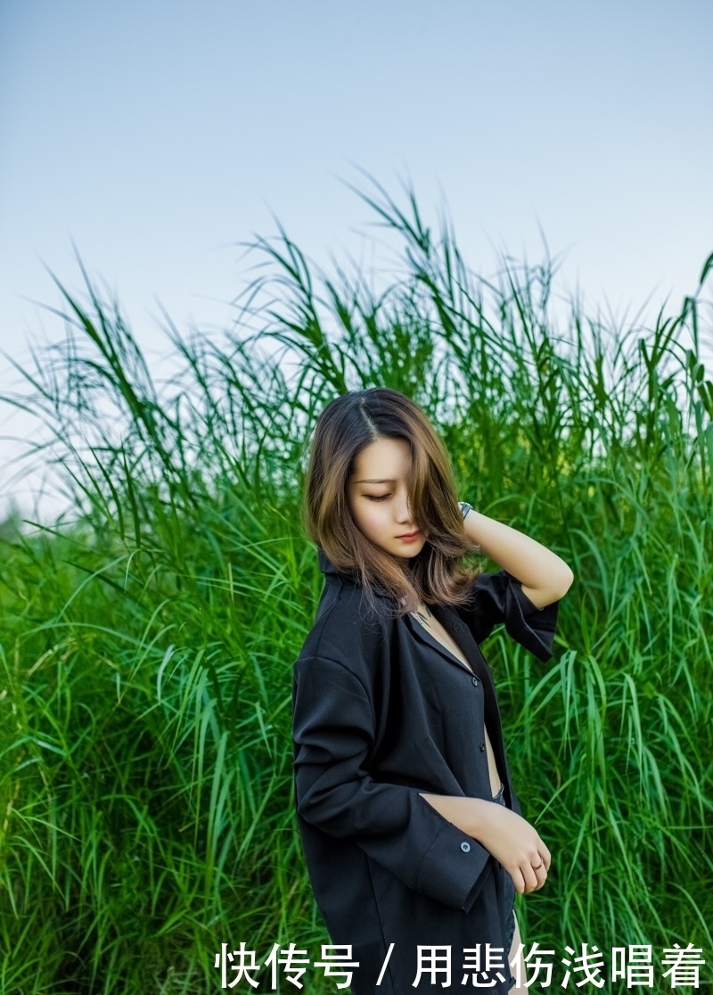 衬衣了结身材难题,小姐姐有些大胆,这正是绿绿草原