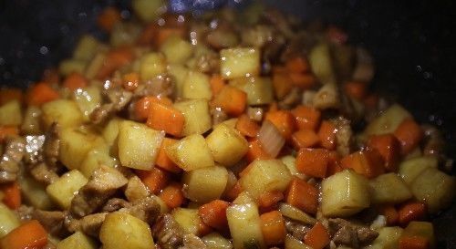  秘制|平凡生活中遇到的多彩味道，我的秘制炒三丁，食材丰富、制作简单