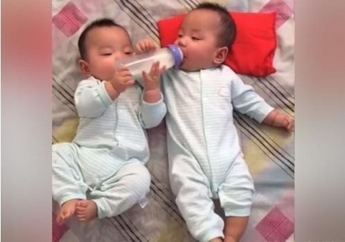 宝妈|双胞胎宝妈听见卧室有动静,进门一看,被两个孩子互帮互助感动