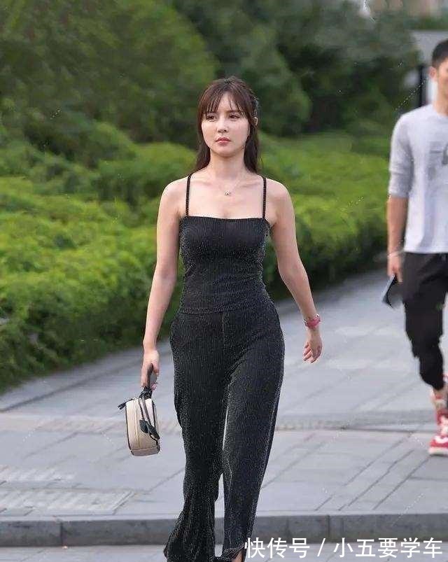 女神 打底裤的打扮优雅又有少女感,凸显自信女性形象,女神范十足!