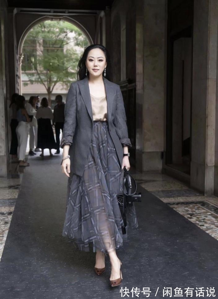 印花|章小蕙自带名媛气质,微胖身材穿小黑裙更迷人,一看就是高级贵妇