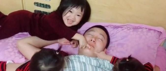 女儿|“受宠奶爸”每天被3胞胎女儿吻醒,感觉人生已经达到了巅峰