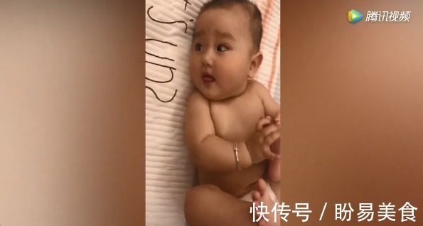 妈妈|宝宝偷吃脚脚被发现,妈妈问好不好吃,宝宝回答简直太可爱了