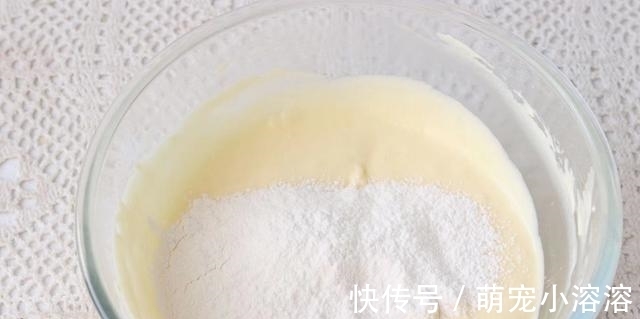 搅一搅就成功的蛋糕做法，不加一滴油和糖，入口即化，孩子特爱吃