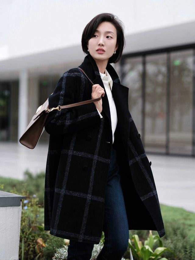 毛衣|中长款大衣的搭配指南,秋冬这样穿百搭又好看,照着穿都不会错