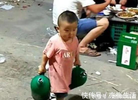 烧烤摊|父母开烧烤摊,3岁儿子帮忙,看到他提的东西,客人都被吓到了