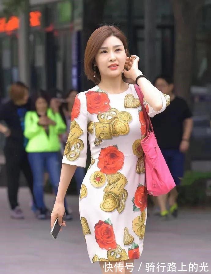 女生们 时尚减龄的连衣裙,搭配精致有型的高跟鞋,清新自然又温柔!