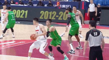 封蓋|送功夫熊貓兩火鍋!易建聯(lián)空砍18+7 創(chuàng)封蓋新高難救主